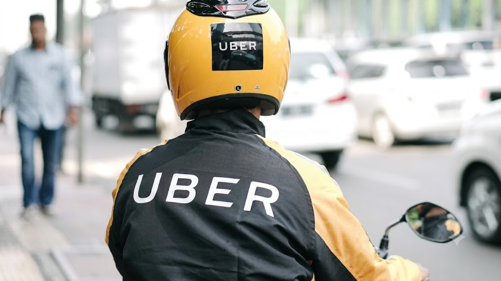 Asaltan a Uber Moto: le robaron moto, celular y hasta las zapatillas