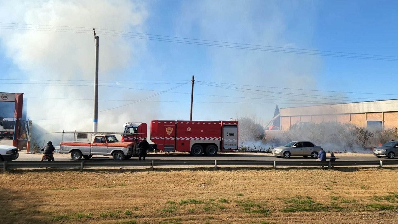 Bomberos sofocaron un incendio en el Acceso Sur