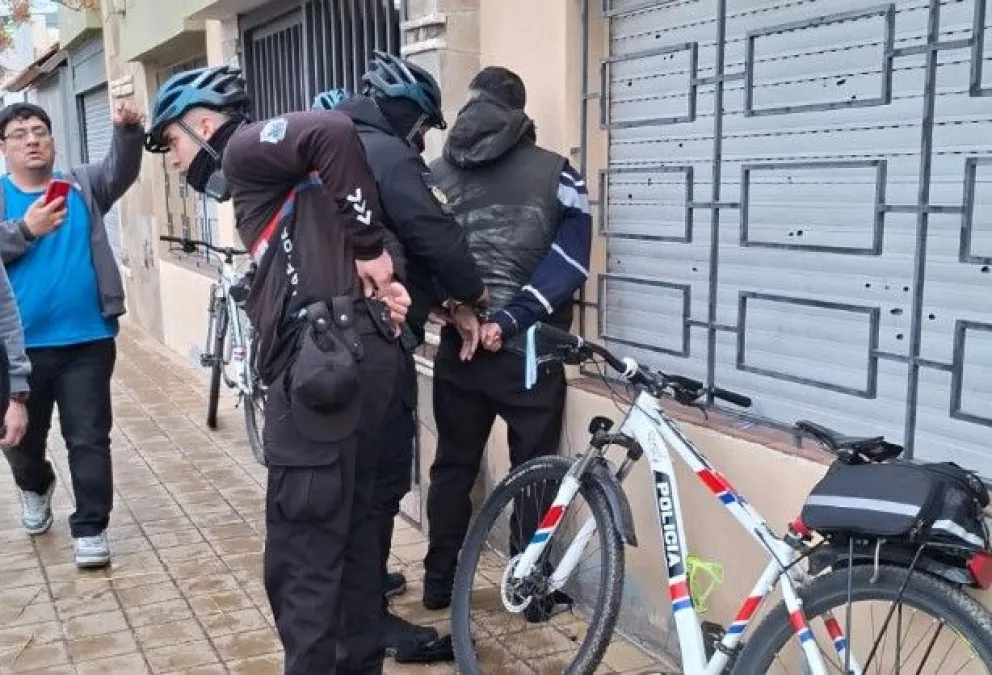 Robó la moto de un jubilado a punta de pistola, intentó escapar y fue detenido tras una persecución vecinal