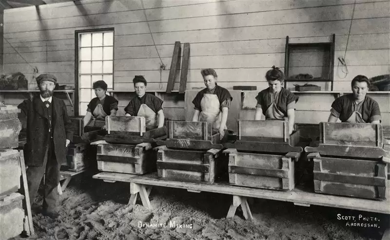 mujeres fabricando dinamita en una fabrica de alfred nobel b68f7766 800x493