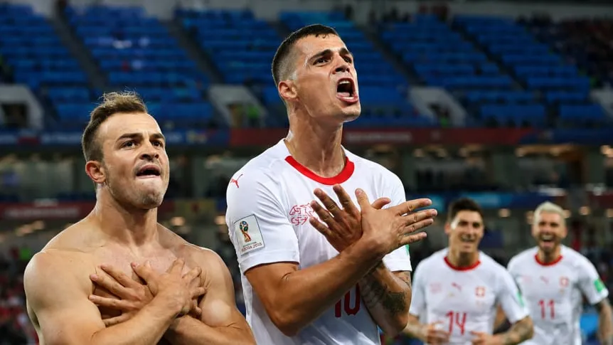xherdan shaqiri y granit xhaka festejan el triunfo de suiza con un gesto politico 862x485