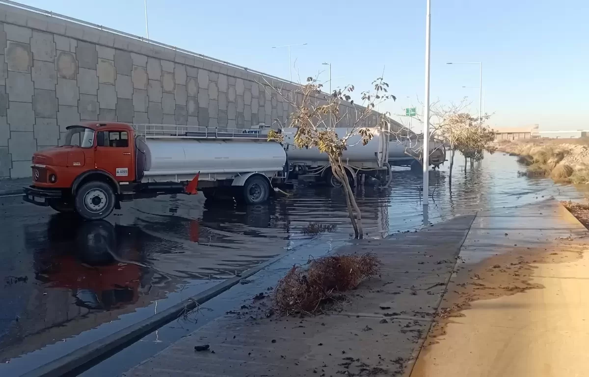 Un gran desborde de un canal complicó la circulación en la Ruta 40 en Chimbas