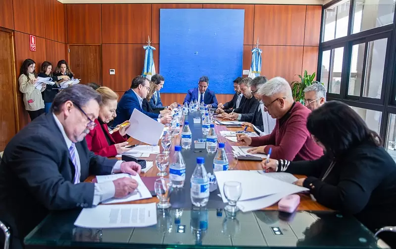 El acuerdo con Vicuña finalmente irá a comisión y Diputados postergó su tratamiento
