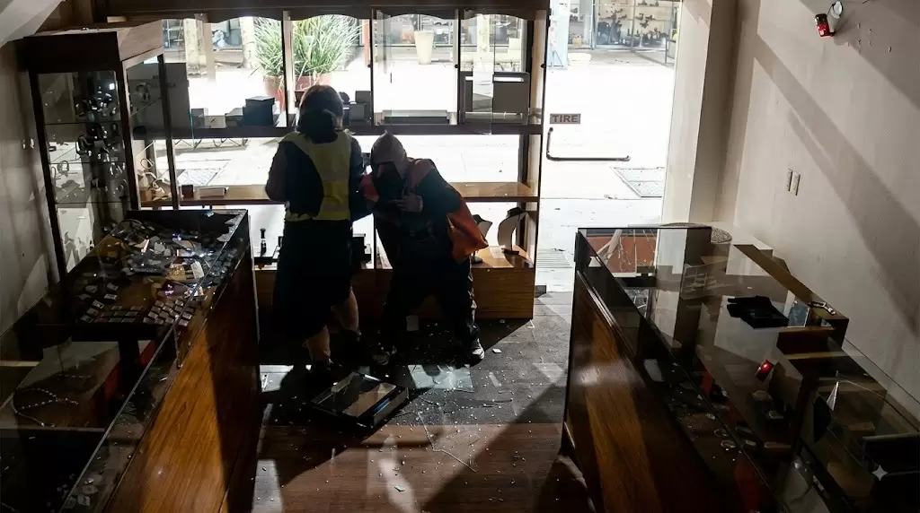 Menor de 15 años que participó en tres robos: qué ley se le aplicará