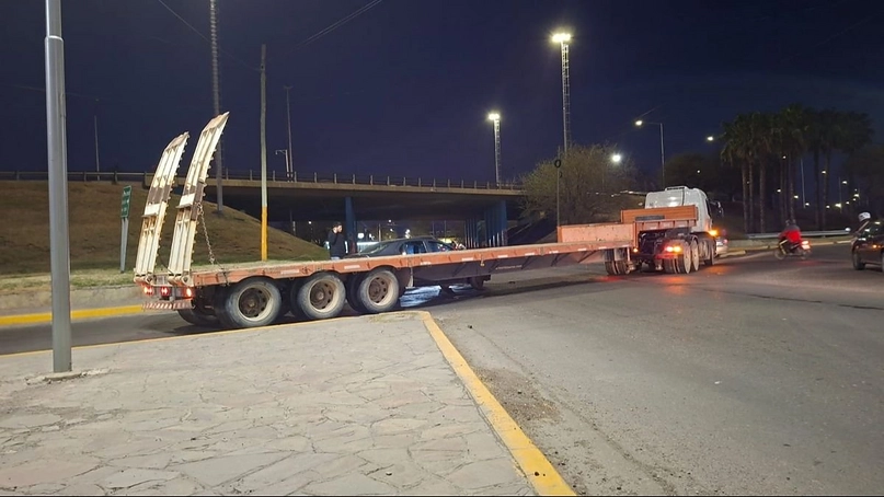 Camión de gran porte chocó a un auto al doblar por el lateral de la Avenida de Circunvalación