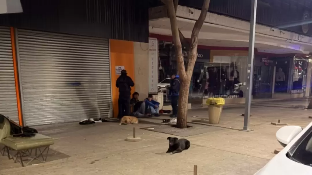 Tres menores intentaron romper una vidriera y fueron demorados