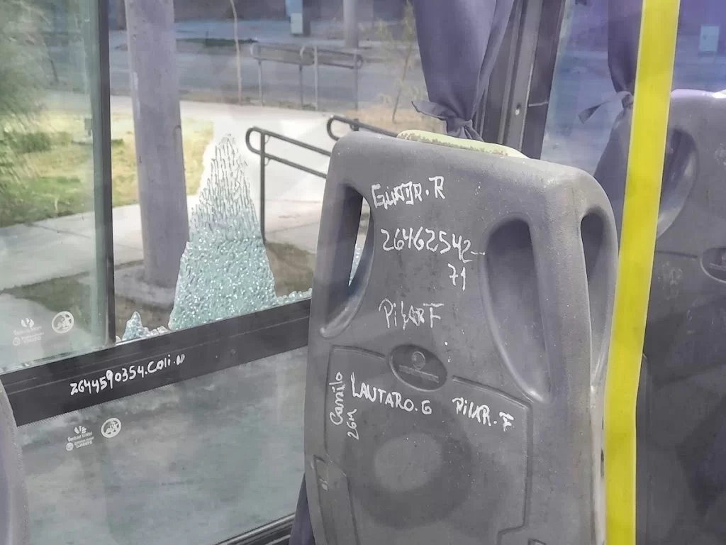 Ataque a piedrazos contra un colectivo en San Martín: una joven resultó herida