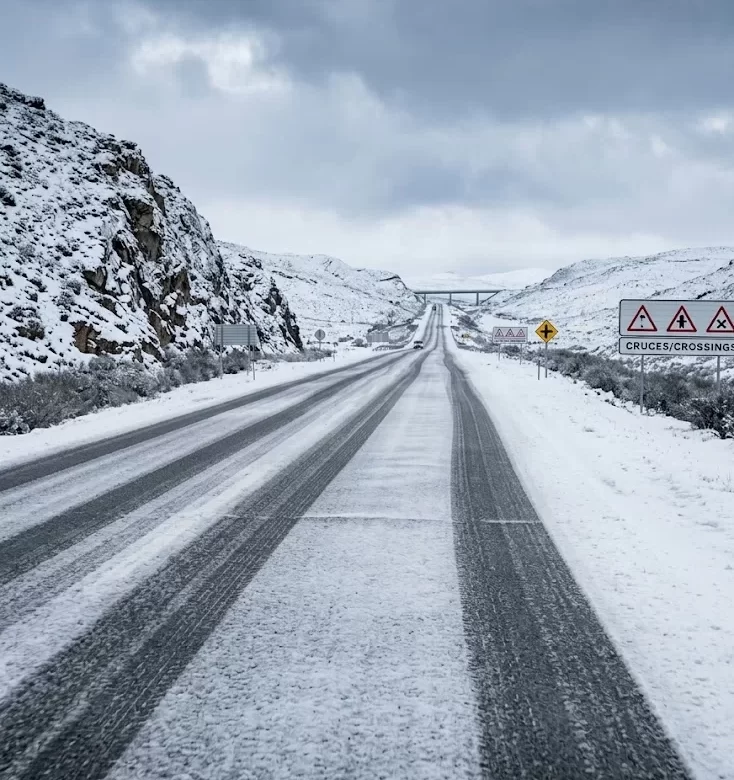 Familias asistidas por filtraciones y un camión varado, tras la nevada en Iglesia