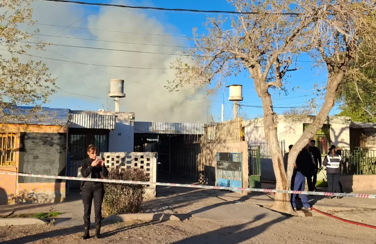 Voraz incendio destruyó una vivienda en Rawson: explotó una garrafa y evacuaron a vecinos