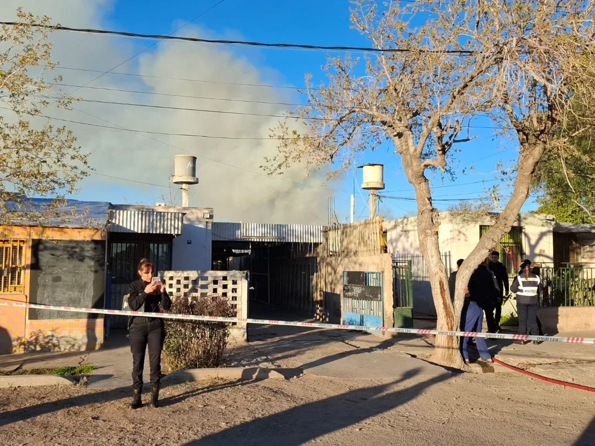 Voraz incendio destruyó una vivienda en Rawson: explotó una garrafa y evacuaron a vecinos