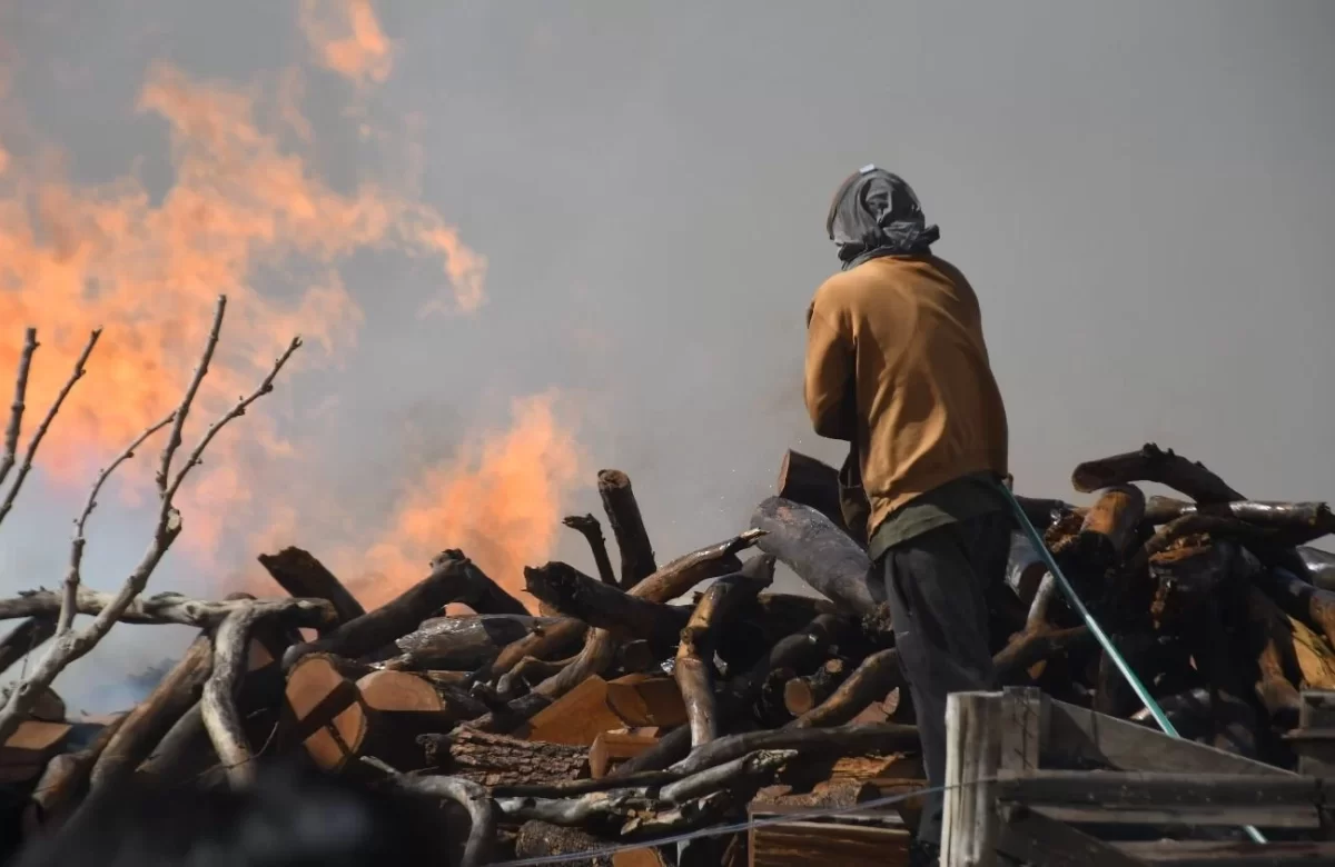Incendios por el Zonda en Pocito y Rawson: 18 casas destruidas, una mujer y una niña heridas