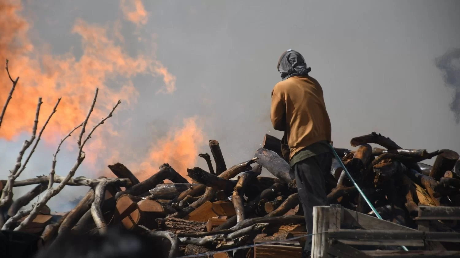 Incendios por el Zonda en Pocito y Rawson: 18 casas destruidas, una mujer y una niña heridas