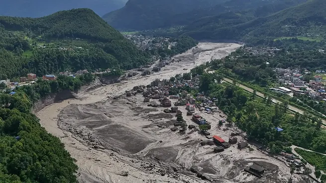 Tragedia en Nepal: crece el número de muertos mientras China suspendió la búsqueda ante una nueva riada