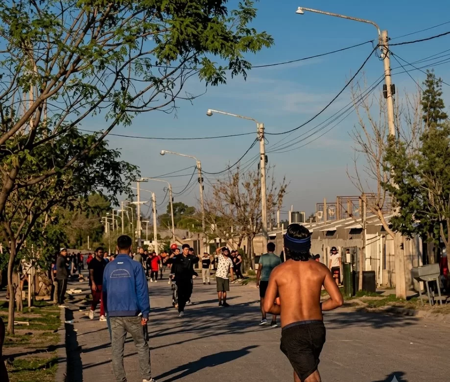 Violenta gresca en Caucete entre vecinos terminó con patrullero dañado y amplio operativo policial