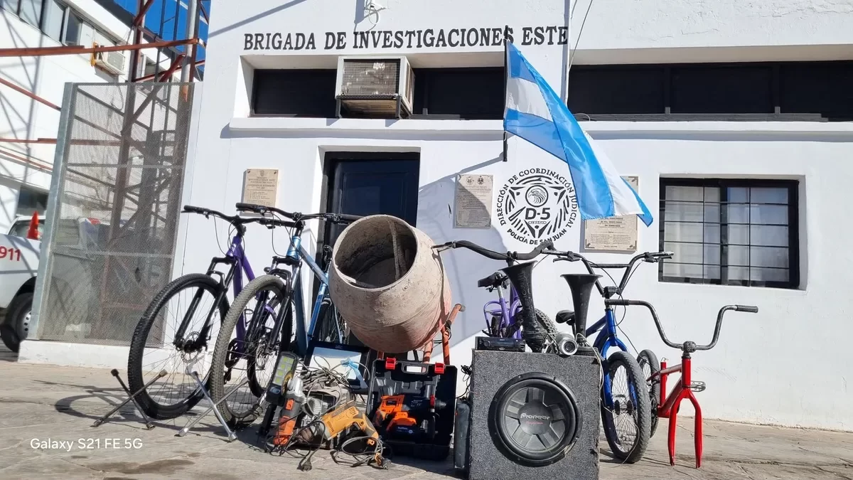 Allanamientos en Caucete: dos detenidos y secuestro de droga, herramientas y una réplica de arma