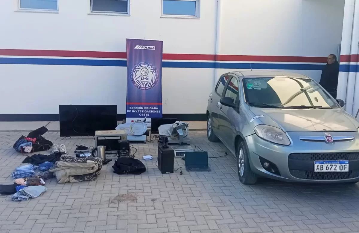 Caen dos sospechosos tras interceptar un auto repleto de elementos robados