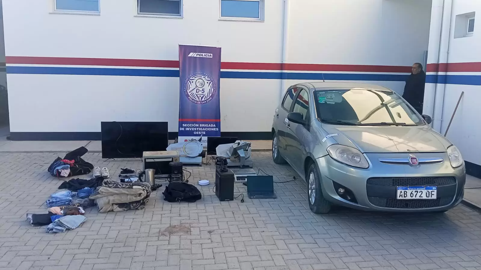 Caen dos sospechosos tras interceptar un auto repleto de elementos robados