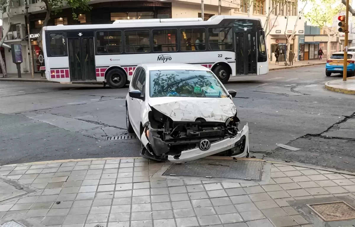 Fuerte colisión entre un auto y un colectivo de la Red Tulum en pleno microcentro de Capital
