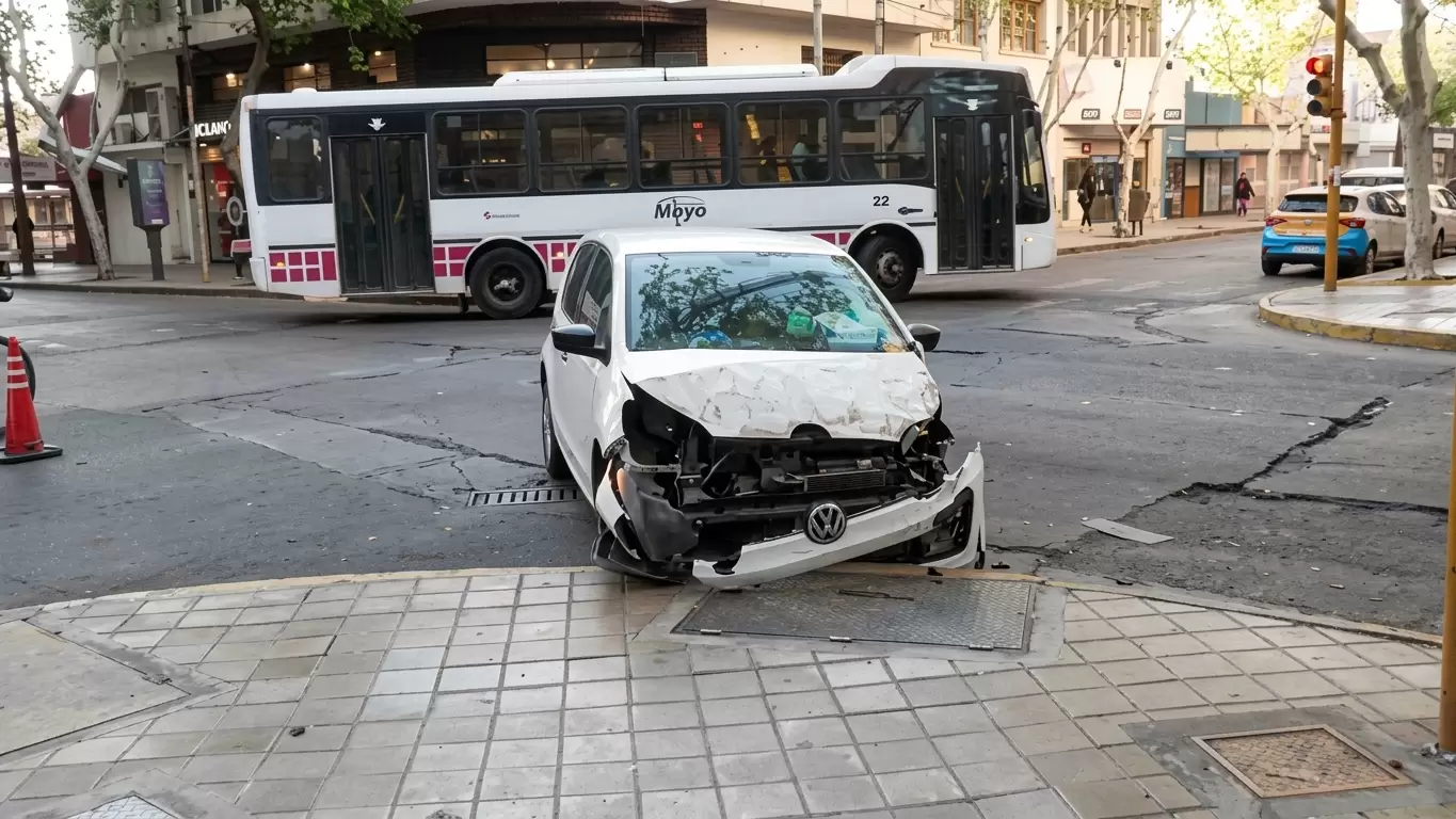 Fuerte colisión entre un auto y un colectivo de la Red Tulum en pleno microcentro de Capital