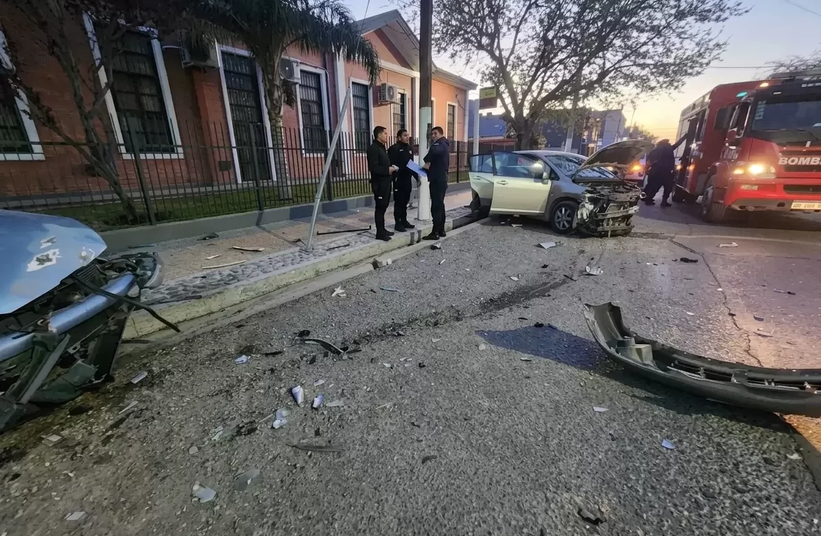 Fuerte choque entre dos autos en una transitada esquina de Rawson y Rivadavia