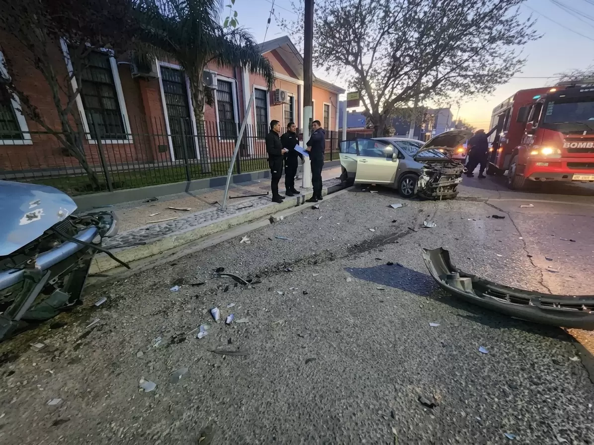 Fuerte choque entre dos autos en una transitada esquina de Rawson y Rivadavia
