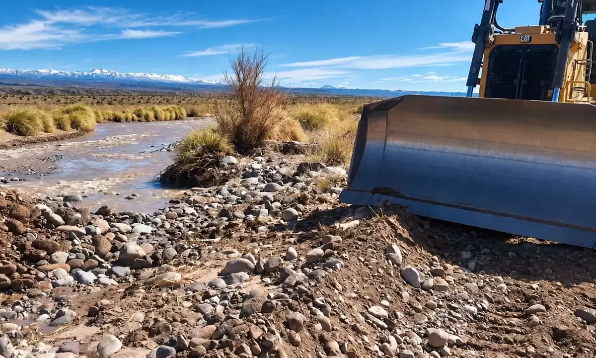 Refuerzan las defensas sobre el río Los Patos ante la próxima crecida