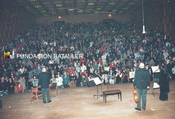 SÁBATO Y EDUARDO FALÚ, EN UN AUDITORIO COLMADO PARA ESCUCHAR EL ROMANCE DE LA MUERTE DE JUAN LAVALLE.