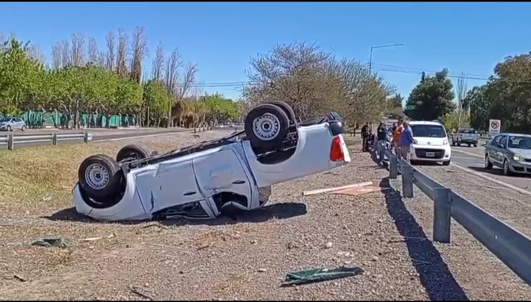 Espectacular vuelco en un peligroso cruce en Santa Lucía