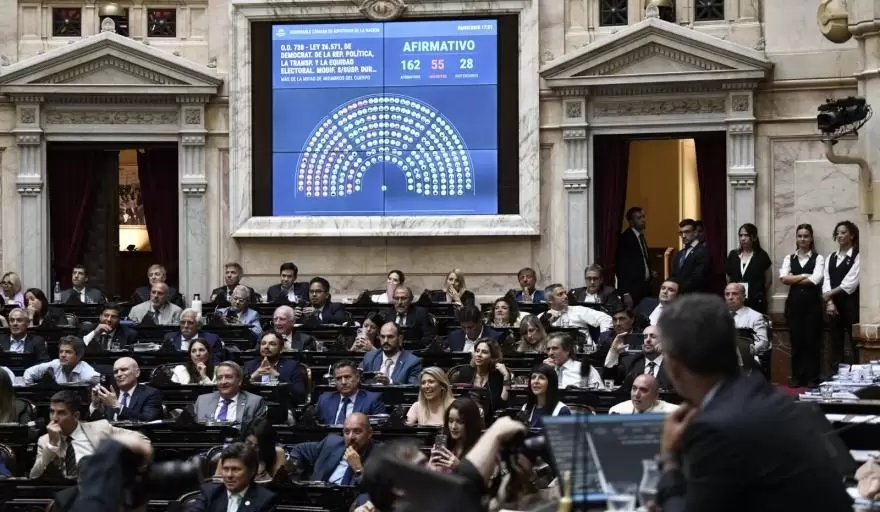 Milei acelera el fin de las PASO y negocia con los gobernadores
