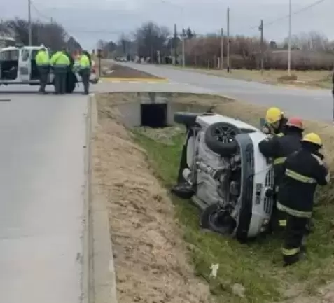 Investigan a policía que volcó dejó el auto y su arma, fue encontrado deambulando