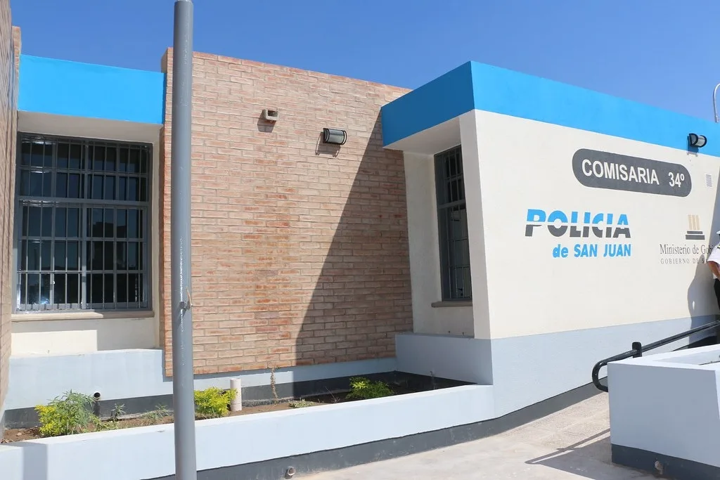 Una policía embarazada fue baleada por su compañero dentro de una comisaría y quedó en estado delicado