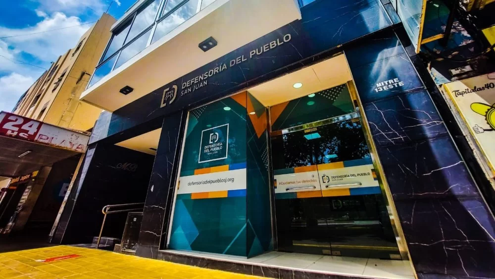 Defensoría del Pueblo exigió retirar la polémica publicidad que mostraba un atropello