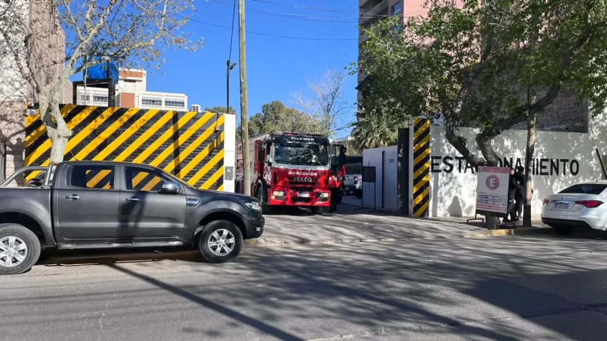 Incendio y alarma en pleno centro sanjuanino: un auto se incendió en una playa de estacionamiento