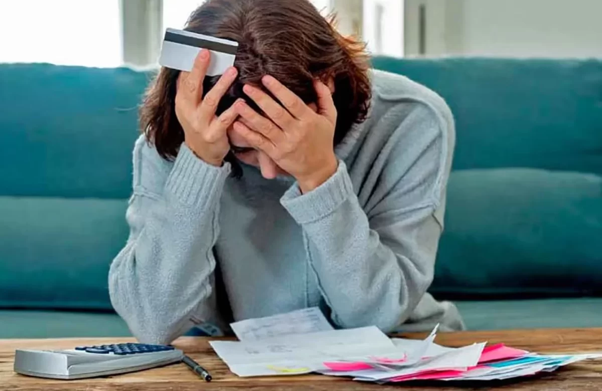 Morosidad récord: las mujeres menores de 25 años son las que más incumplen sus pagos en el país