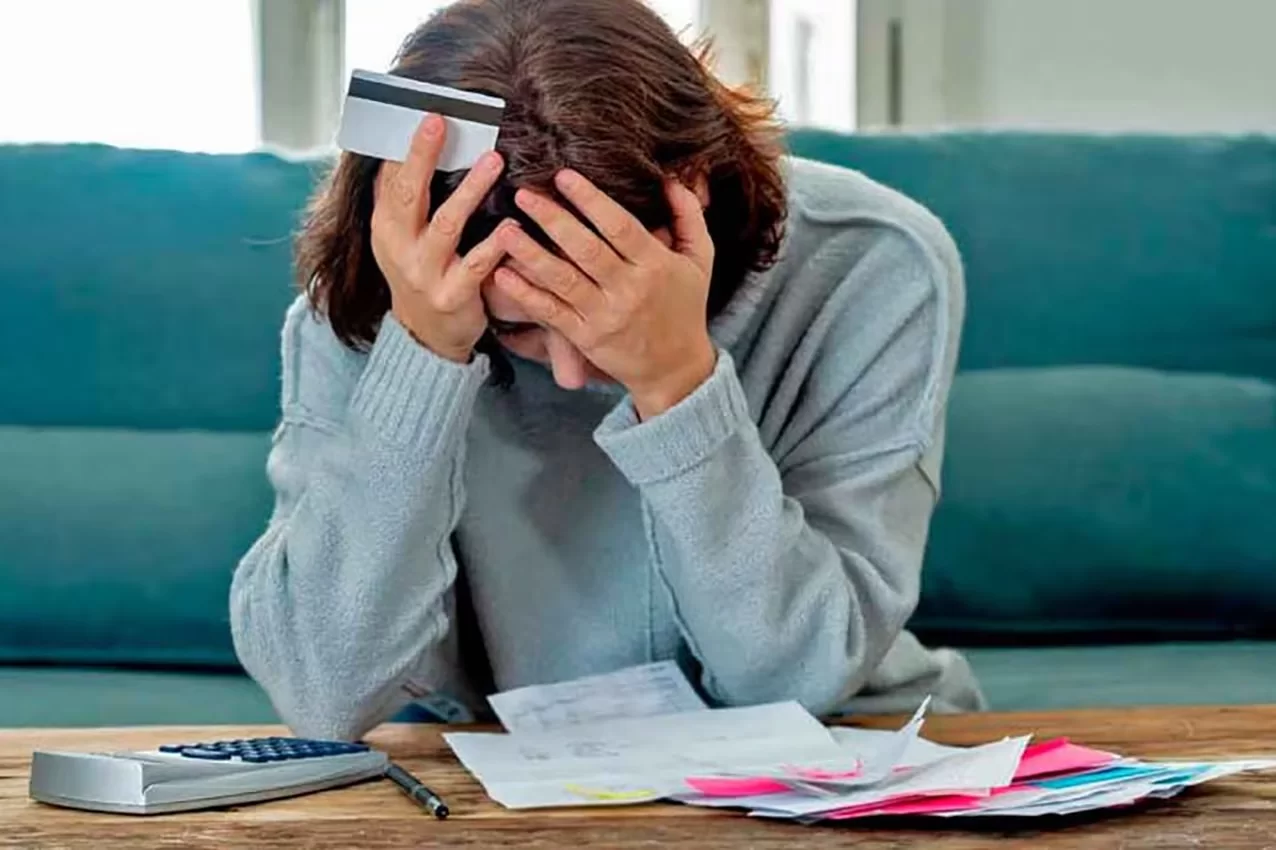 Morosidad récord: las mujeres menores de 25 años son las que más incumplen sus pagos en el país