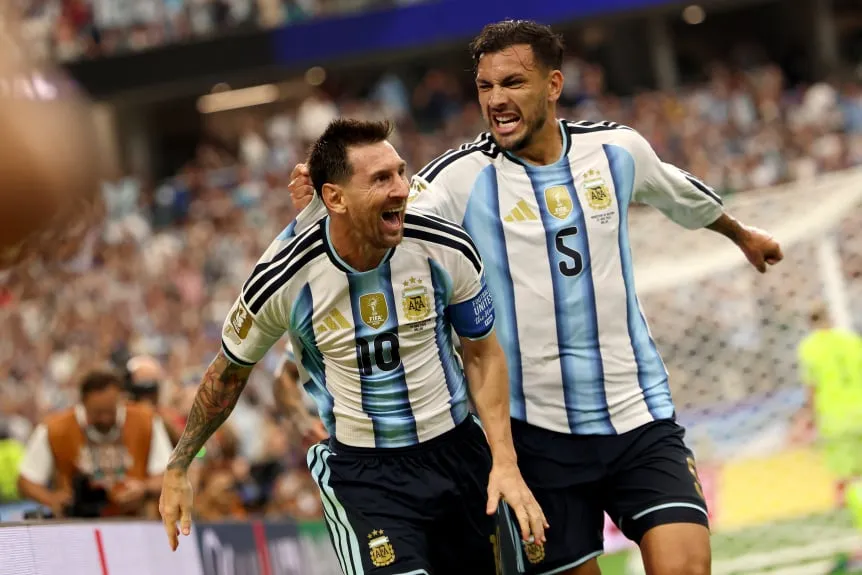 leandro paredes junto a lionel messi w862